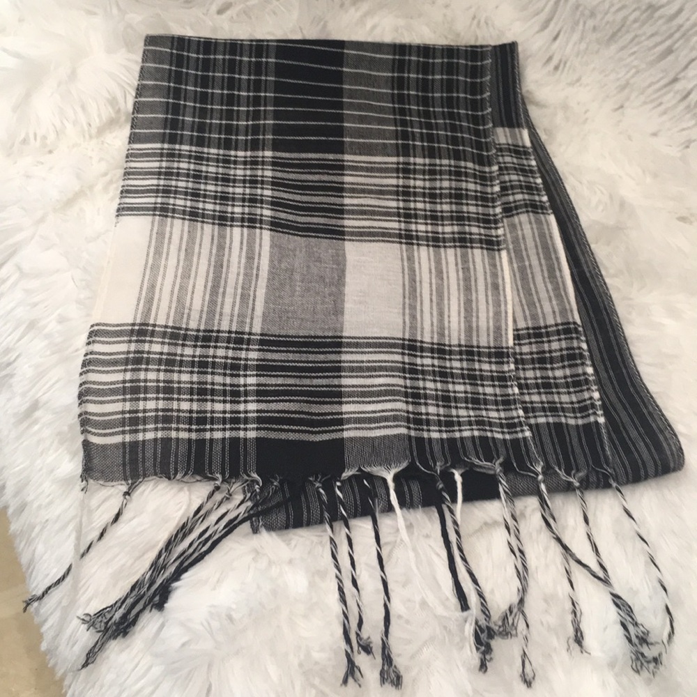 Black and white scarf